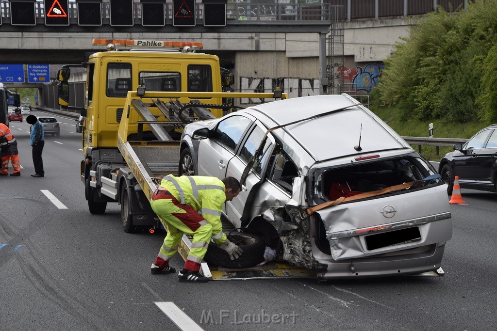 VU Auffahrunfall A 3 Rich Oberhausen kurz vor AS Koeln Dellbrueck P190.JPG - Miklos Laubert